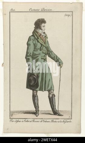 Journal des dames et de la mode : mode homme, 1810 Homme debout vêtu d'un «pardessus» avec un col et revers de velours. Bottes avec des pinceaux et des talons : 'bottes à la Hussarde'. Autres accessoires : gants, chapeau, canne. Le tirage fait partie du magazine de mode Journal des Dames et des modes, édité par Pierre de la Mésangère, Paris, 1797-1839. plaques de mode gravées en papier. Cou-équipement  vêtements (CRAVAT) (+ vêtements pour hommes). pantalons, culottes, etc (CULOTTES) (+ vêtements pour hommes). manteau : pardessus (+ vêtements pour hommes). bottes (+ vêtements pour hommes). casque : chapeau (+ vêtements pour hommes). gants, mitt Banque D'Images