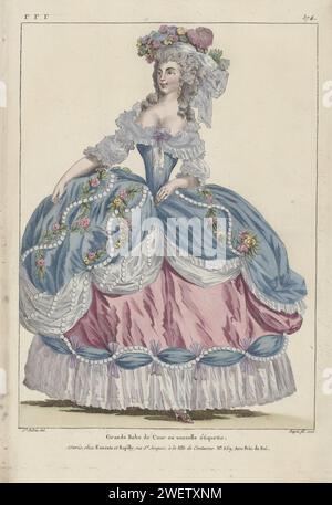 Marie Antoinette : la Reine de la mode : Galerie des modes et costumes français, c. 1787 Femme dans 'Grande Robe de Cour' selon la dernière étiquette. Le Hofjapon est décoré de bandes de tissu froissées, d'un collier, de guirlandes de feuilles et de fleurs. Accessoires : chapeau décoré de plumes, boucle d'oreille, bouche avec talon et noeud contrastés. Imprimez à partir de la série RRR. 2e Cahier de grandes Robes d'étiquette de la Cour de France Faisaint Suite aux costumes Français, Gallerie des modes et costumes Français. assiettes de mode en papier. robe, robe : robe de cour ou robe de cour (+ vêtements pour femmes). tête- Banque D'Images