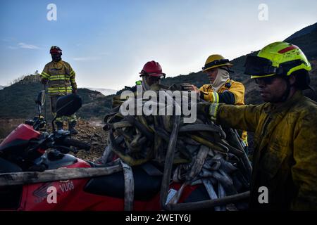 Bogota, Colombie. 25 janvier 2024. Les pompiers travaillent pour éteindre les incendies dans la partie sud de la ville lors de la quatrième journée de feux de forêt dans la ville de Bogota, en Colombie, le 25 janvier 2024. Photo : Cristian Bayona/long Visual Press crédit : long Visual Press/Alamy Live News Banque D'Images