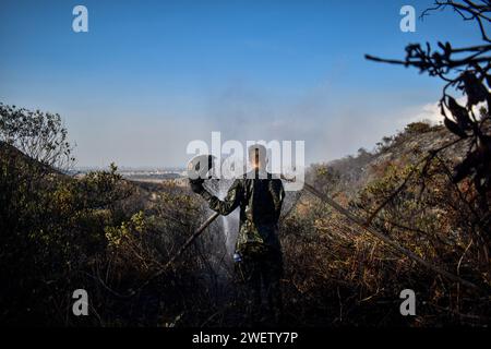 Bogota, Colombie. 25 janvier 2024. Les pompiers travaillent pour éteindre les incendies dans la partie sud de la ville lors de la quatrième journée de feux de forêt dans la ville de Bogota, en Colombie, le 25 janvier 2024. Photo : Cristian Bayona/long Visual Press crédit : long Visual Press/Alamy Live News Banque D'Images