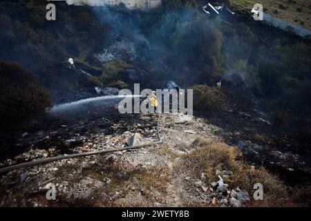 Bogota, Colombie. 25 janvier 2024. Les pompiers travaillent pour éteindre les incendies dans la partie sud de la ville lors de la quatrième journée de feux de forêt dans la ville de Bogota, en Colombie, le 25 janvier 2024. Photo : Cristian Bayona/long Visual Press crédit : long Visual Press/Alamy Live News Banque D'Images