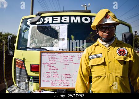 Bogota, Colombie. 25 janvier 2024. Les pompiers travaillent pour éteindre les incendies dans la partie sud de la ville lors de la quatrième journée de feux de forêt dans la ville de Bogota, en Colombie, le 25 janvier 2024. Photo : Cristian Bayona/long Visual Press crédit : long Visual Press/Alamy Live News Banque D'Images