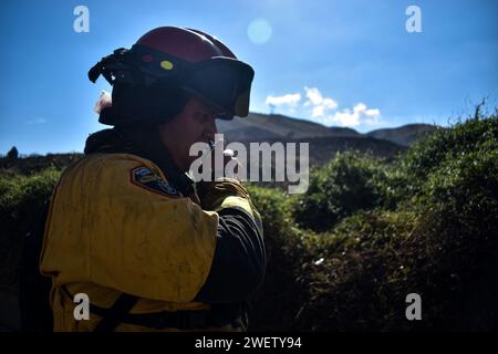 Bogota, Colombie. 25 janvier 2024. Les pompiers travaillent pour éteindre les incendies dans la partie sud de la ville lors de la quatrième journée de feux de forêt dans la ville de Bogota, en Colombie, le 25 janvier 2024. Photo : Cristian Bayona/long Visual Press crédit : long Visual Press/Alamy Live News Banque D'Images