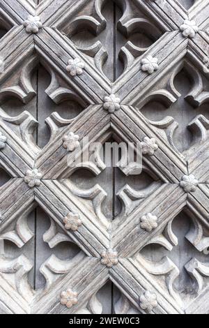 Fragment d'une porte en bois avec des sculptures décoratives en bois Banque D'Images