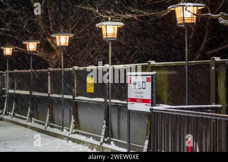 Kyoto, Japon - janvier 24 2024 : quai de la gare de Kibuneguchi dans une nuit d'hiver enneigée. Banque D'Images