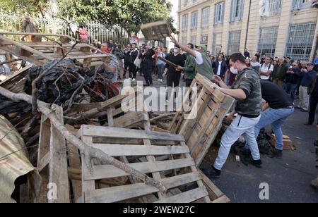 Les agriculteurs brûlent des balles de paille et de bois devant la préfecture de l'Hérault à Montpellier, dans le sud de la France, le 26 janvier 2024, lors d'une manifestation convoquée par les syndicats d'agriculteurs français pour protester contre un certain nombre de problèmes affectant leur secteur, dont la fiscalité et la baisse des revenus. Photo de Patrick aventurier/ABACAPRESS.COM Banque D'Images