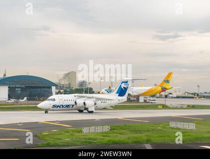 Manille, Philippines - 8 juillet 2017 : Skyjet BAE-146 au sol au terminal 3 de l'aéroport international Ninoy Aquino à Pasay City, Manille. Cebu Pacific Airbus Banque D'Images