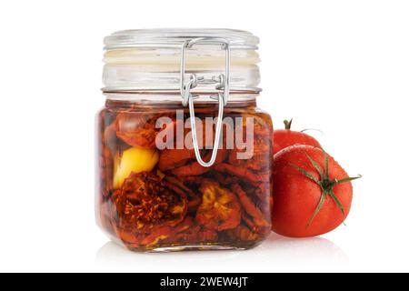 Pot de tomates séchées au soleil isolé sur fond blanc Banque D'Images