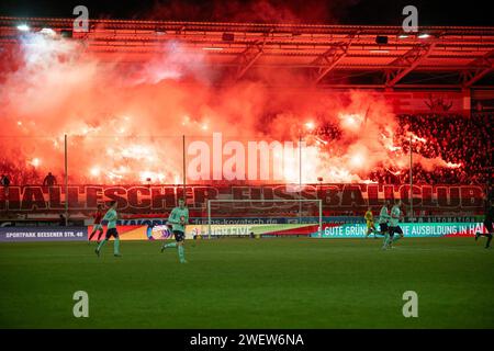 Halle, Deutschland 26. Januar 2024 : 3.Liga - 2023/2024 - Hallescher FC vs SV Waldhof Mannheim 07 Die fans von Halle zünden im Fanblock Bengalis. /// la réglementation DFB interdit toute utilisation de photographies comme séquences d'images et/ou quasi-vidéo. /// Banque D'Images