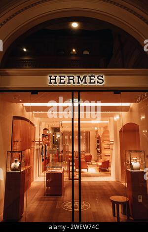 Célèbre magasin Hermès dans un intérieur chic avec des produits de luxe dans le centre commercial. Hermes est une maison de couture française de luxe Banque D'Images