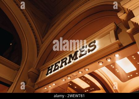 Célèbre magasin Hermès dans un intérieur chic avec des produits de luxe dans le centre commercial. Hermes est une maison de couture française de luxe Banque D'Images