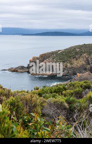 Promenade dans la péninsule de Labillardiere dans le parc national de South Bruny et vue sur les chaînes du sud sur le continent de Tasmanie, en Australie Banque D'Images