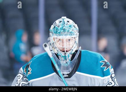 San Jose, Californie, États-Unis. 26 janvier 2024. Le gardien de but de San Jose Barracuda EETU MAKINIEMI (32) lors des échauffements contre les Wranglers de Calgary à l’aréna TechCU. (Image de crédit : © Jose Moreno/ZUMA Press Wire) USAGE ÉDITORIAL SEULEMENT! Non destiné à UN USAGE commercial ! Crédit : ZUMA Press, Inc./Alamy Live News Banque D'Images