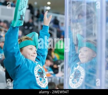 San Jose, Californie, États-Unis. 26 janvier 2024. Un jeune fan applaudit le San Jose Barracuda à l'arène TechCU. (Image de crédit : © Jose Moreno/ZUMA Press Wire) USAGE ÉDITORIAL SEULEMENT! Non destiné à UN USAGE commercial ! Crédit : ZUMA Press, Inc./Alamy Live News Banque D'Images