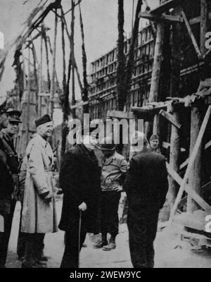 Winston Churchill visite un site de lancement de la bombe volante capturée dans la péninsule de Cherbourg, quelques semaines après le jour J du 6 juin 1944, pendant la Seconde Guerre mondiale. Banque D'Images