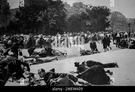 Les forces alliées, dont la 2e division blindée française, entrent à Paris, en France, avec un grand accueil des Parisiens le 25 août 1944, dans le cadre de l'invasion alliée de l'Europe pendant la Seconde Guerre mondiale. Cependant, les tireurs d'élite allemands tenant dans quelques points forts tirent sur la foule. Banque D'Images