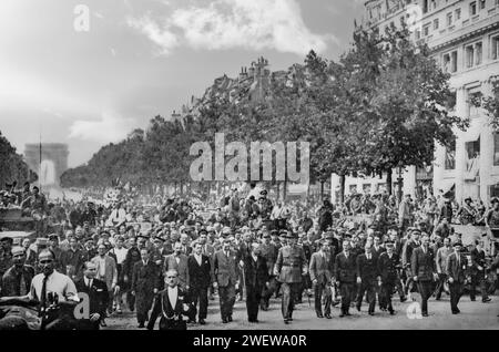 Le général de Gaulle traverse Paris, France, pour une réception ravissante à la suite de la capitulation des forces allemandes à la fin du mois d'août 1944. Elle fait suite à l'invasion alliée de l'Europe pendant la Seconde Guerre mondiale. Banque D'Images