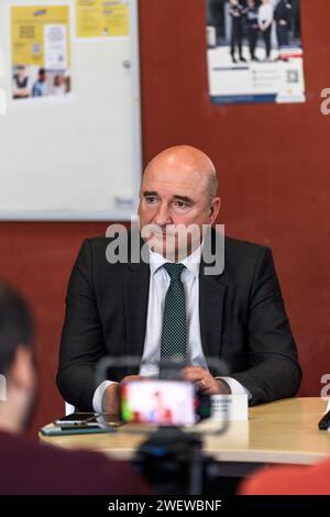 Marseille, France. 16 janvier 2024. Nicolas Bessone (procureur de Marseille) vu lors de la conférence. Dans le cadre de la préparation des Jeux Olympiques en France en 2024, les services de police et de justice ont présenté l’organisation et les mesures mises en place lors d’une conférence de presse pour assurer la sécurité du centre-ville de Marseille, qui est en proie à la criminalité quotidienne et est un foyer pour divers types de trafic. Crédit : SOPA Images Limited/Alamy Live News Banque D'Images