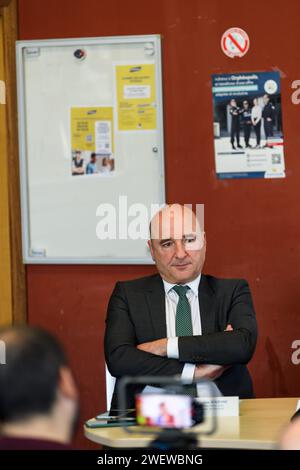 Marseille, France. 16 janvier 2024. Nicolas Bessone (procureur de Marseille) vu lors de la conférence. Dans le cadre de la préparation des Jeux Olympiques en France en 2024, les services de police et de justice ont présenté l’organisation et les mesures mises en place lors d’une conférence de presse pour assurer la sécurité du centre-ville de Marseille, qui est en proie à la criminalité quotidienne et est un foyer pour divers types de trafic. Crédit : SOPA Images Limited/Alamy Live News Banque D'Images