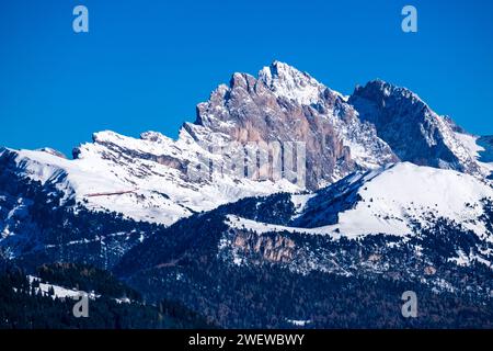 Les sommets de Seceda, Odle group et Pitschberg, vus de Seiser Alm en hiver. Banque D'Images