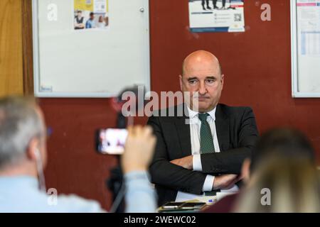 Marseille, France. 16 janvier 2024. Nicolas Bessone (procureur de Marseille) vu lors de la conférence. Dans le cadre de la préparation des Jeux Olympiques en France en 2024, les services de police et de justice ont présenté l’organisation et les mesures mises en place lors d’une conférence de presse pour assurer la sécurité du centre-ville de Marseille, qui est en proie à la criminalité quotidienne et est un foyer pour divers types de trafic. (Photo Laurent Coust/SOPA Images/Sipa USA) crédit : SIPA USA/Alamy Live News Banque D'Images