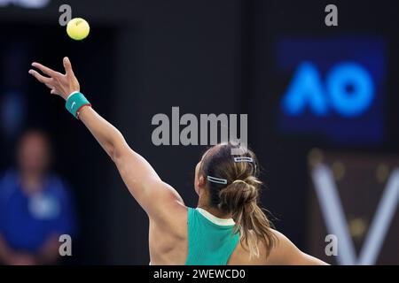 Melbourne, Australie. 27 janvier 2024. Zheng Qinwen, de Chine, sert lors de la finale féminine en simple contre Aryna Sabalenka, de Biélorussie, au tournoi de tennis Open d'Australie à Melbourne, en Australie, le 27 janvier 2024. Crédit : Wang Shen/Xinhua/Alamy Live News Banque D'Images