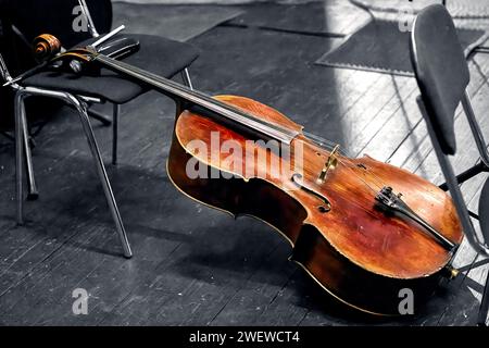 Image d'un instrument de musique à cordes d'un orchestre symphonique le violoncelle repose sur la scène de théâtre Banque D'Images