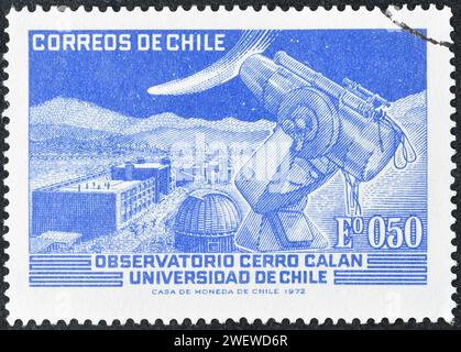 Timbre postal annulé imprimé par le Chili, qui montre l'Observatoire 'Cerro Calan' Université du Chili, vers 1972. Banque D'Images