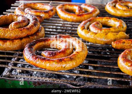 Saucisse épicée du nord de la thaïlande (Sai AUA) sur le gril Banque D'Images