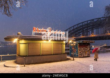 Un kiosque fermé sur la promenade enneigée du Rhin près du pont Hohenzollern, neige, Cologne, Allemagne. 17.01.2024 geschlossenes Buedchen an der verschneiten RH Banque D'Images