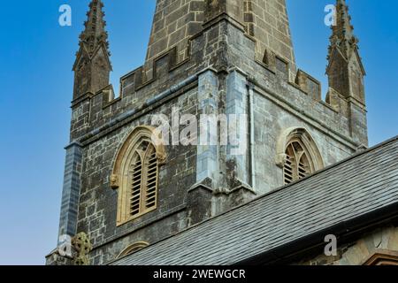 Détail regardant du cimetière jusqu'à la flèche fraîchement rénovée de l'église historique Saint Michael et All Angels, Great Torrington Banque D'Images