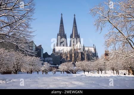 Vue du Rhinegarten à la cathédrale et le Musée Ludwig, neige, hiver, Cologne, Allemagne. Blick vom Rheingarten zum Dom und zum Museum Ludwig, Banque D'Images