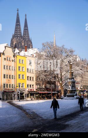 Le vieux marché avec la fontaine Jan-von-Werth dans la partie ancienne de la ville, vue sur la cathédrale, hiver, neige, Cologne, Allemagne. Alter Markt mit dem Banque D'Images