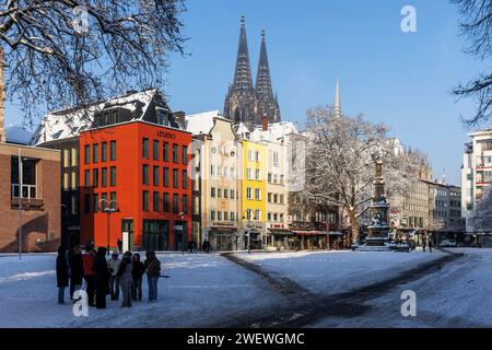 Le vieux marché avec la fontaine Jan-von-Werth dans la partie ancienne de la ville, vue sur la cathédrale, hiver, neige, Cologne, Allemagne. Alter Markt mit dem Banque D'Images