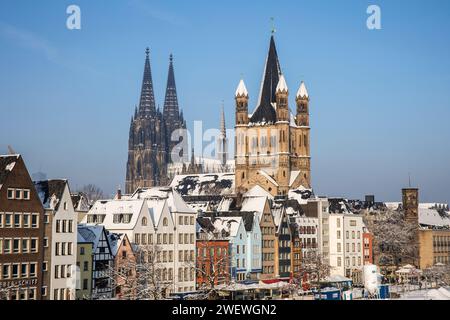 Maisons dans la partie ancienne de la ville à la Frankenwerft, la cathédrale et l'église Gross St. Martin, hiver, neige, Cologne, Allemagne. Janvier 18. 202 Banque D'Images