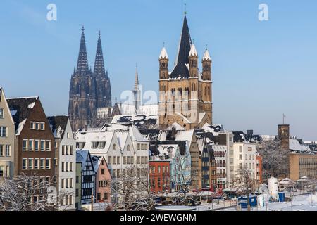 Maisons dans la partie ancienne de la ville à la Frankenwerft, la cathédrale et l'église Gross St. Martin, hiver, neige, Cologne, Allemagne. Janvier 18. 202 Banque D'Images