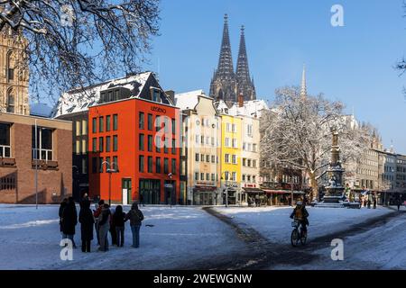 Le vieux marché avec la fontaine Jan-von-Werth dans la partie ancienne de la ville, vue sur la cathédrale, hiver, neige, Cologne, Allemagne. Alter Markt mit dem Banque D'Images