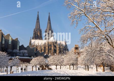 Vue du Rhinegarten à la cathédrale et le Musée Ludwig, neige, hiver, Cologne, Allemagne. Blick vom Rheingarten zum Dom und zum Museum Ludwig, Banque D'Images