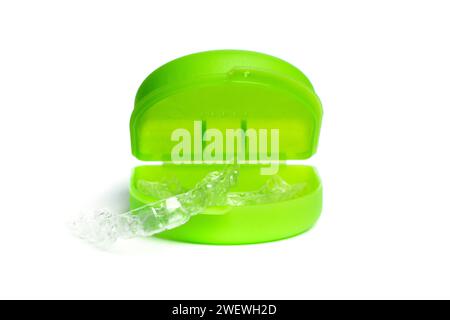 Aligneurs dentaires invisibles avec boîtier vert sur fond blanc gros plan Banque D'Images