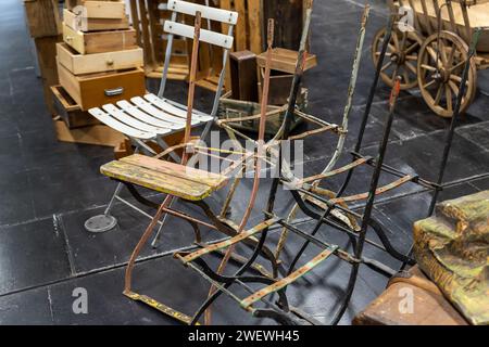 Assortiment de chaises Vintage et boîtes en bois Banque D'Images