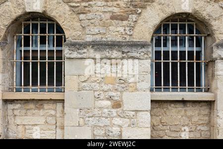 À l'extérieur de la prison victorienne avec des barreaux aux fenêtres Banque D'Images