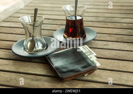 Un café portefeuille oublié, un portefeuille avec de l'argent accidentellement laissé sur la table. Banque D'Images