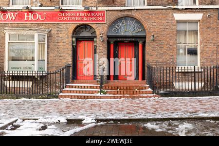 Liverpool, royaume-uni janvier, 16, 2024 portes colorées dans une vieille maison victorienne à Liverpool, Royaume-Uni Banque D'Images