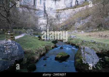 Malham Beck s'écoulant de sous Malham Cove, dans les Yorkshoire Dales, Royaume-Uni Banque D'Images