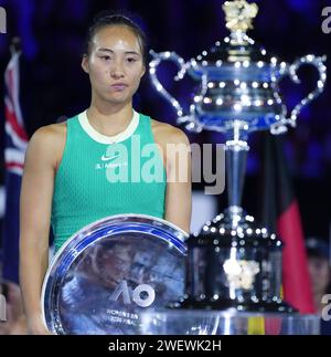 Melbourne, Australie. 27 janvier 2024. Zheng Qinwen, de Chine, réagit lors de la cérémonie de remise des prix pour la finale du tournoi de tennis féminin de l'Open d'Australie à Melbourne, en Australie, le 27 janvier 2024. Crédit : Wang Shen/Xinhua/Alamy Live News Banque D'Images