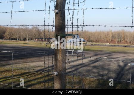 Weimar, Allemagne. 27 janvier 2024. Des barbelés clôturent l'ancien camp de concentration de Buchenwald. En octobre 2005, les Nations Unies ont proclamé le 27 janvier Journée du souvenir de l'Holocauste. Le 27 janvier 1945, les soldats de l'Armée rouge libèrent les survivants du camp de concentration et d'extermination allemand d'Auschwitz en Pologne occupée. Crédit : Bodo Schackow/dpa/Alamy Live News Banque D'Images