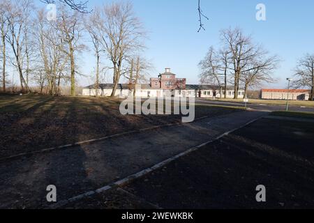 Weimar, Allemagne. 27 janvier 2024. La porte d'entrée de l'ancien camp de concentration de Buchenwald. En octobre 2005, les Nations Unies ont proclamé le 27 janvier Journée du souvenir de l'Holocauste. Le 27 janvier 1945, les soldats de l'Armée rouge libèrent les survivants du camp de concentration et d'extermination allemand d'Auschwitz en Pologne occupée. Crédit : Bodo Schackow/dpa/Alamy Live News Banque D'Images