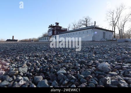 Weimar, Allemagne. 27 janvier 2024. La porte d'entrée de l'ancien camp de concentration de Buchenwald. En octobre 2005, les Nations Unies ont proclamé le 27 janvier Journée du souvenir de l'Holocauste. Le 27 janvier 1945, les soldats de l'Armée rouge libèrent les survivants du camp de concentration et d'extermination allemand d'Auschwitz en Pologne occupée. Crédit : Bodo Schackow/dpa/Alamy Live News Banque D'Images