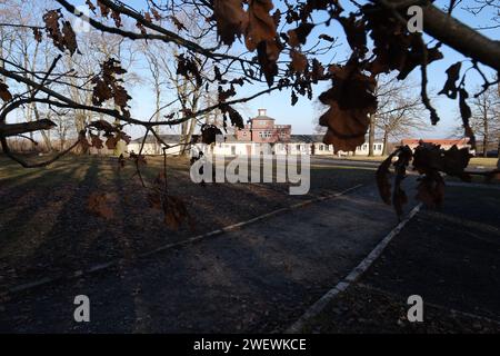 Weimar, Allemagne. 27 janvier 2024. La porte d'entrée de l'ancien camp de concentration de Buchenwald. En octobre 2005, les Nations Unies ont proclamé le 27 janvier Journée du souvenir de l'Holocauste. Le 27 janvier 1945, les soldats de l'Armée rouge libèrent les survivants du camp de concentration et d'extermination allemand d'Auschwitz en Pologne occupée. Crédit : Bodo Schackow/dpa/Alamy Live News Banque D'Images