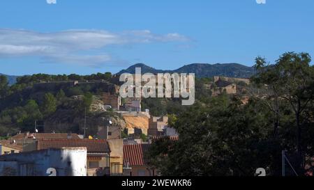 Les vestiges de l'ancienne tour Castell de la Suda sur les maisons de Tortosa, Tarragone, Catalogne, Espagne, Europe Banque D'Images